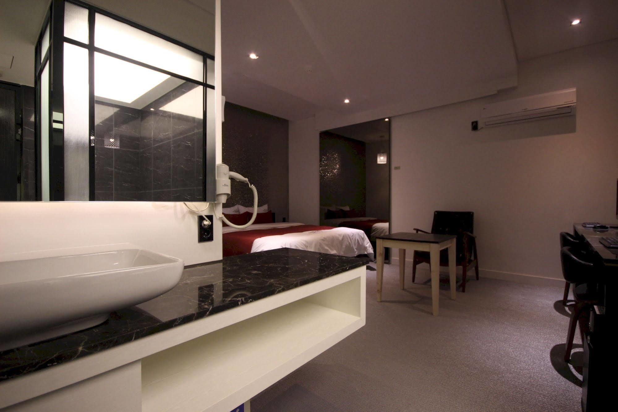 The Club Hotel Seomyeon Пусан Екстериор снимка